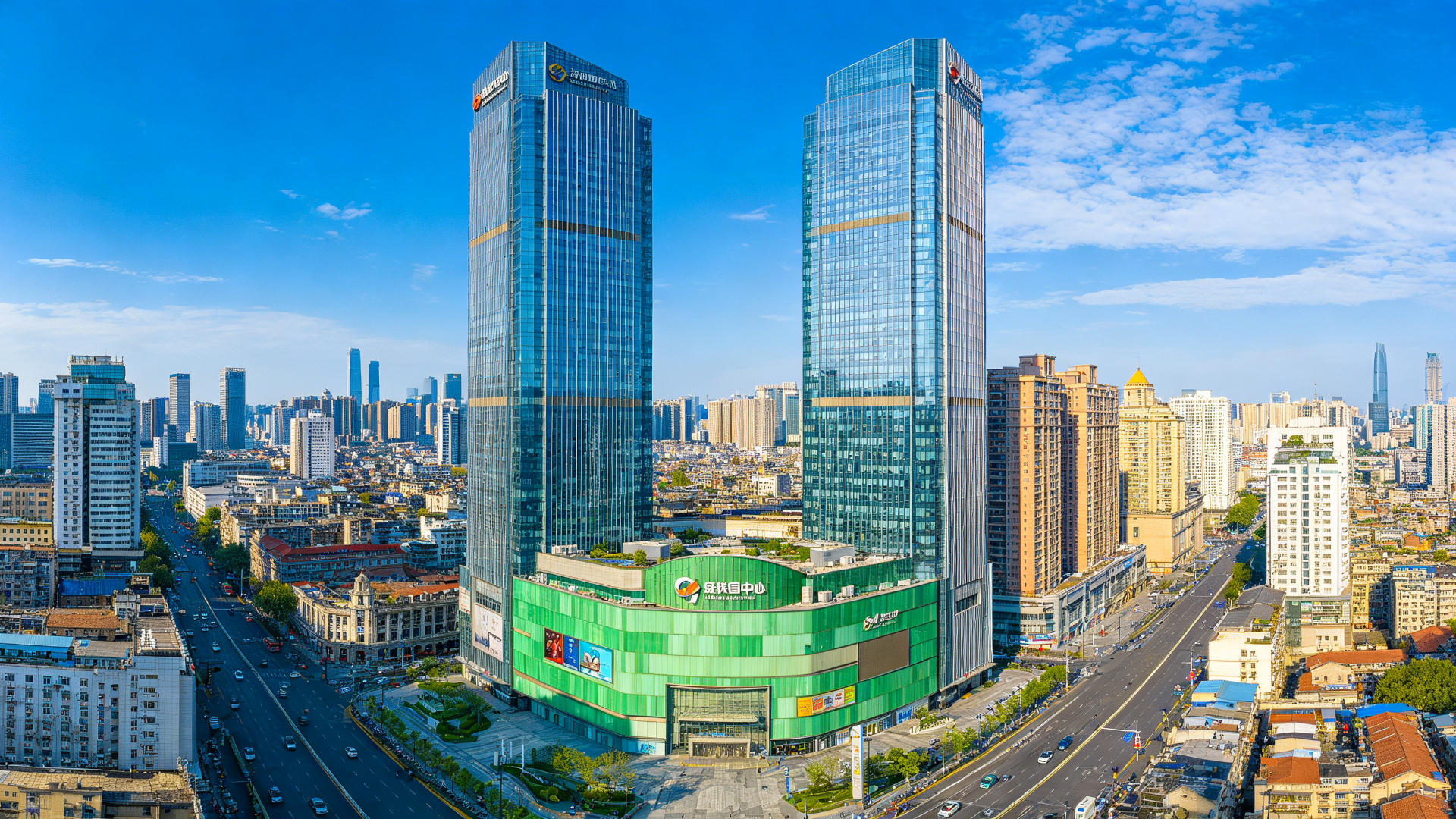 泛悦南国中心双子塔与绿色商业裙楼日景